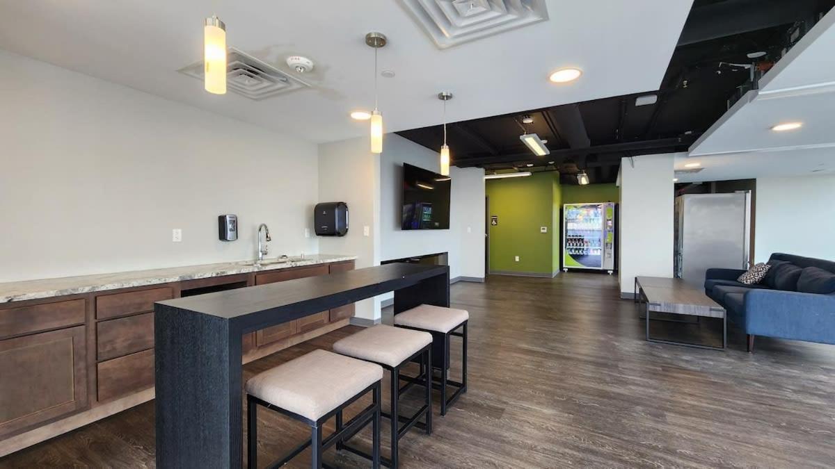 2 Bedroom Brand New Apartment Near Mayo, Park Free ロチェスター エクステリア 写真