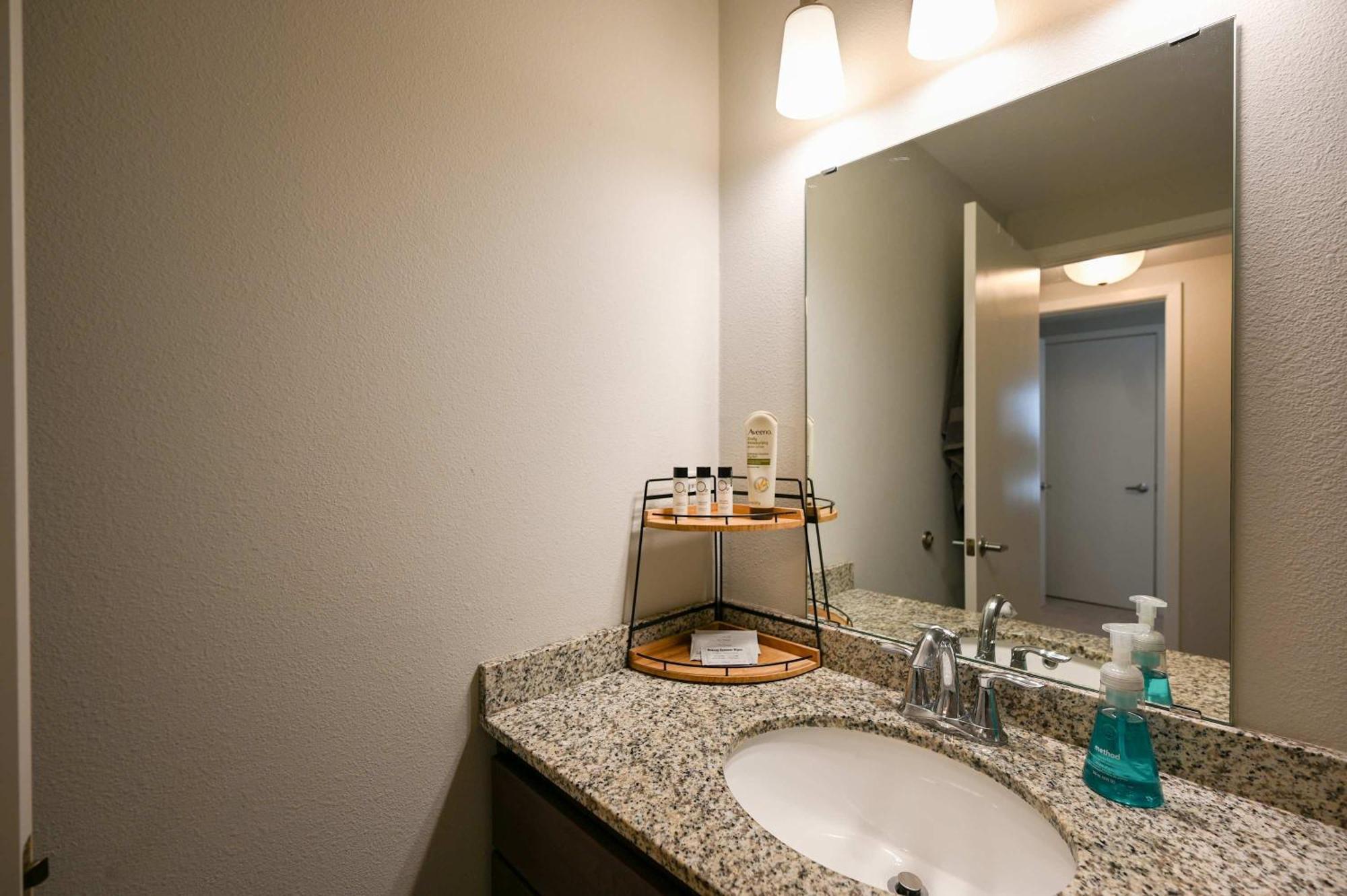 2 Bedroom Brand New Apartment Near Mayo, Park Free ロチェスター エクステリア 写真